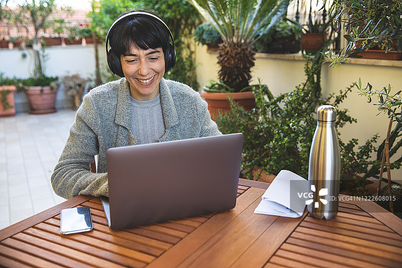 疫情期间，在庭院居家隔离办公的女人图片素材