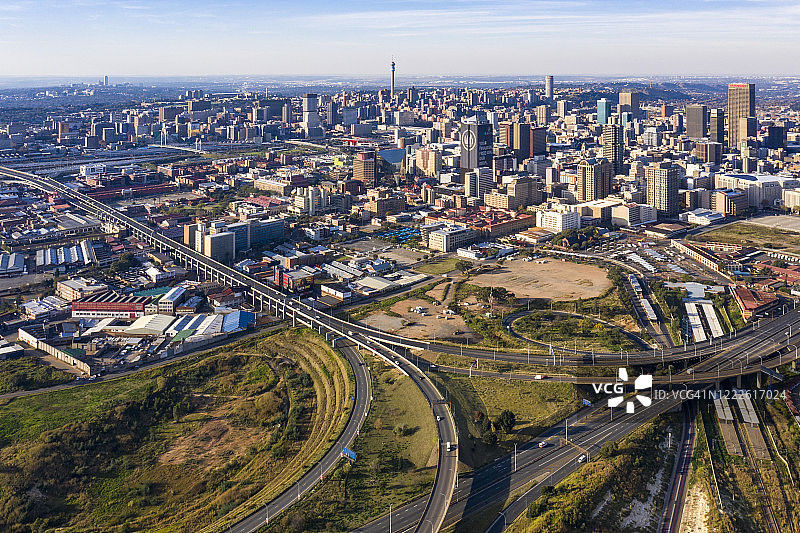 新冠疫情期间约翰内斯堡高速公路车辆稀少航拍，背景为城市天际线图片素材