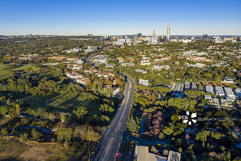 新冠疫情期间约翰内斯堡高速公路车辆稀少航拍，背景为城市天际线图片素材