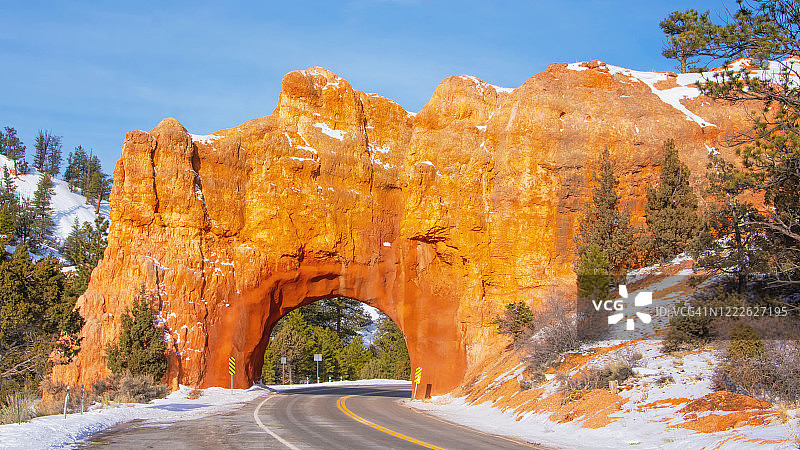 穿过美国犹他州迪克西国家森林公园红峡谷拱门的道路图片素材