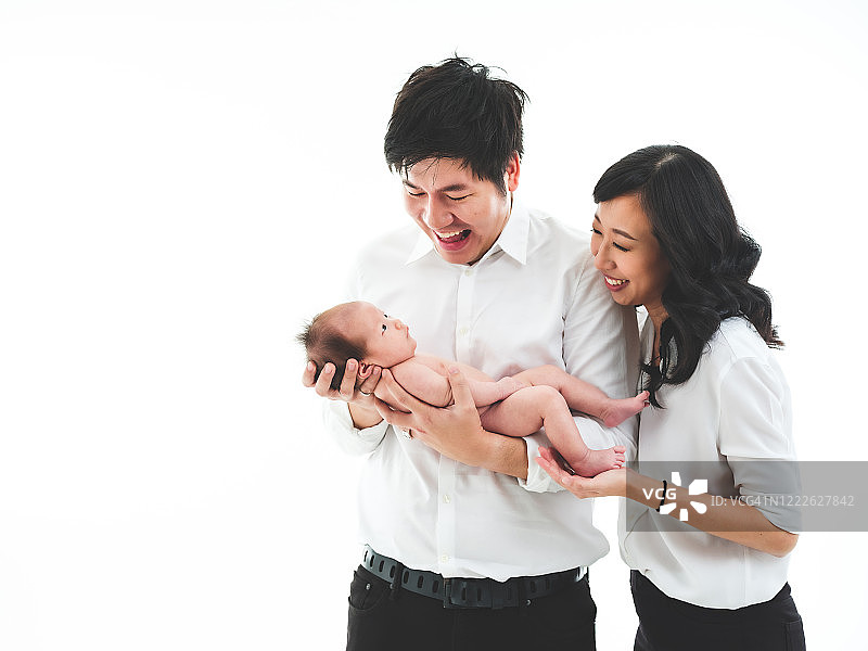 亚洲家庭全家福，含新生儿，白色背景图片素材