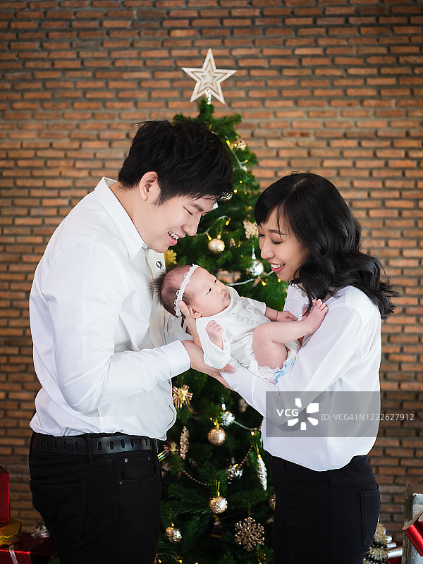 圣诞主题亚洲家庭新生儿合影图片素材
