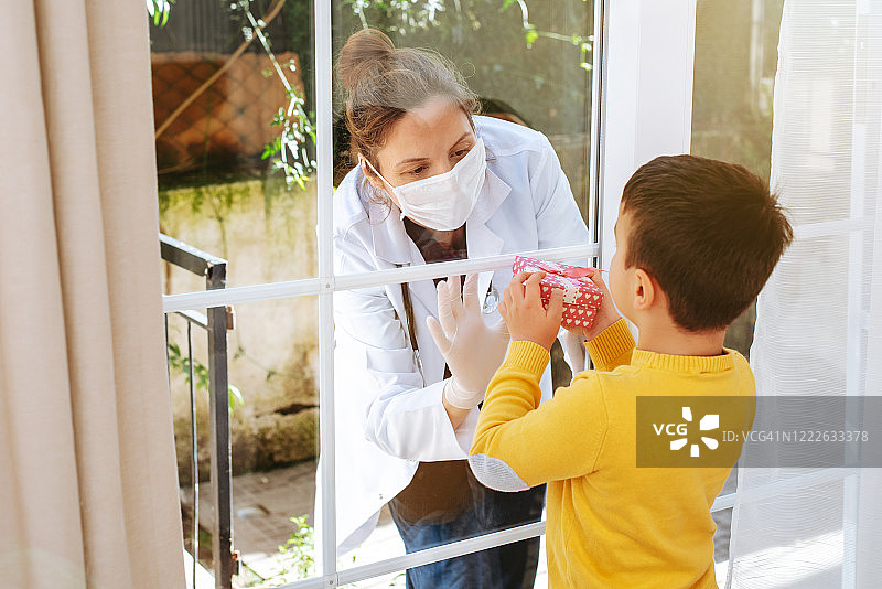 母亲节：医护人员探望儿子，孩子为母亲准备礼物图片素材