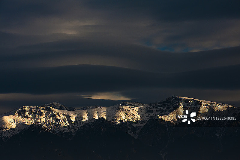 日落时分白雪皑皑的山峰图片素材