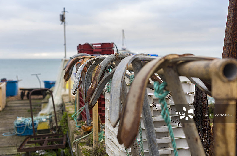 英国肯特郡迪尔海滩的锚和渔具细节，2011年12月26日图片素材