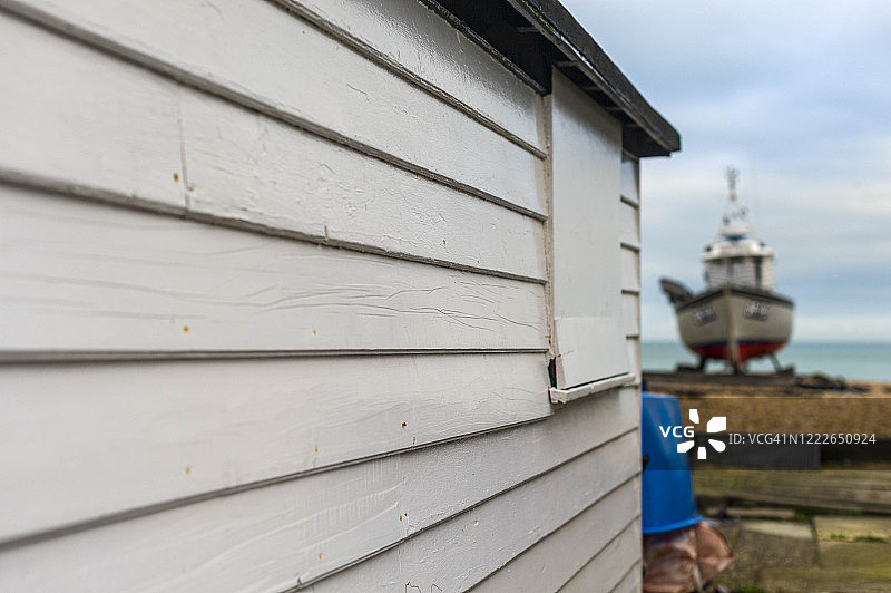 英国肯特郡迪尔海滩上的渔民小屋和船只图片素材