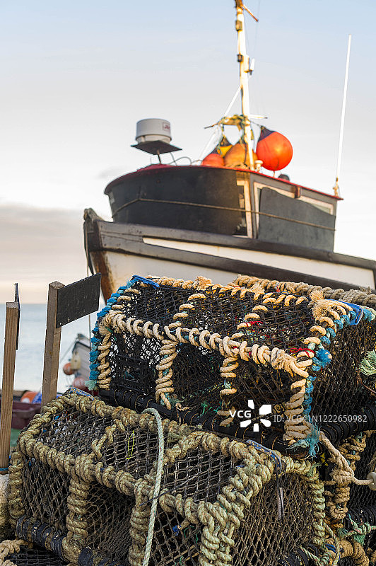 英国肯特郡迪尔海滩上的龙虾罐和捕鱼设备细节图片素材