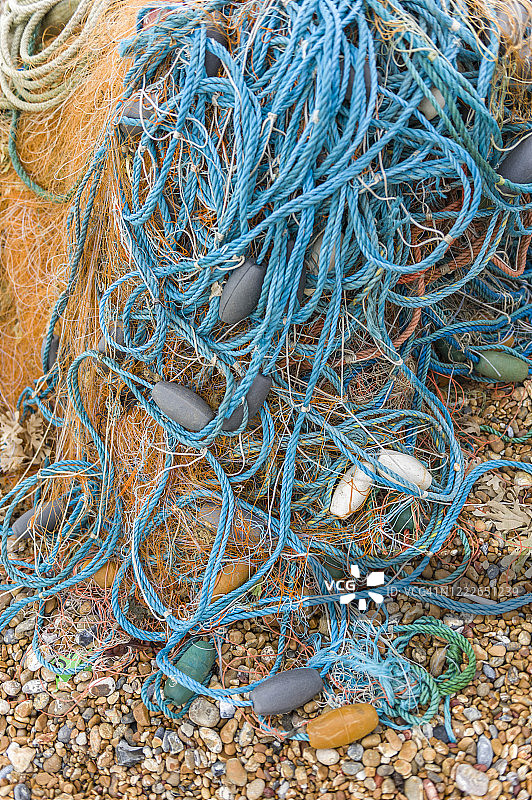 英国肯特郡迪尔。2012年12月30日。迪尔海滩上的渔网、浮子和绳索的细节。图片素材