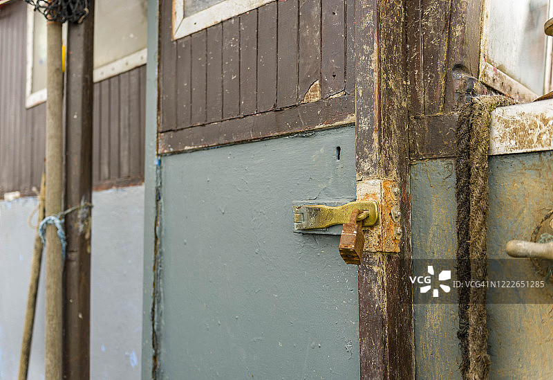 英国肯特郡迪尔海滩渔船上的锁图片素材