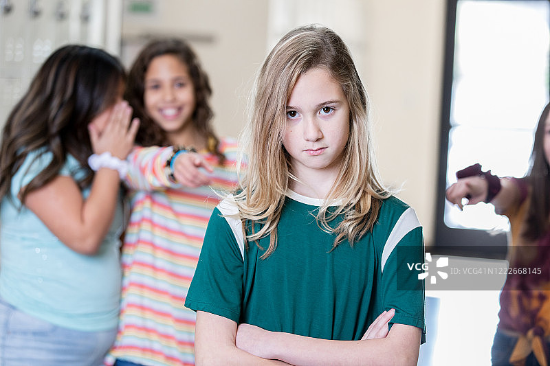 在学校被欺负的悲伤女孩图片素材