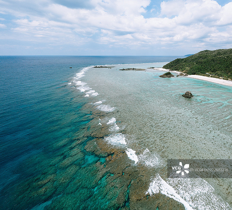 俯瞰日本奄美大岛的珊瑚礁和热带岛屿图片素材