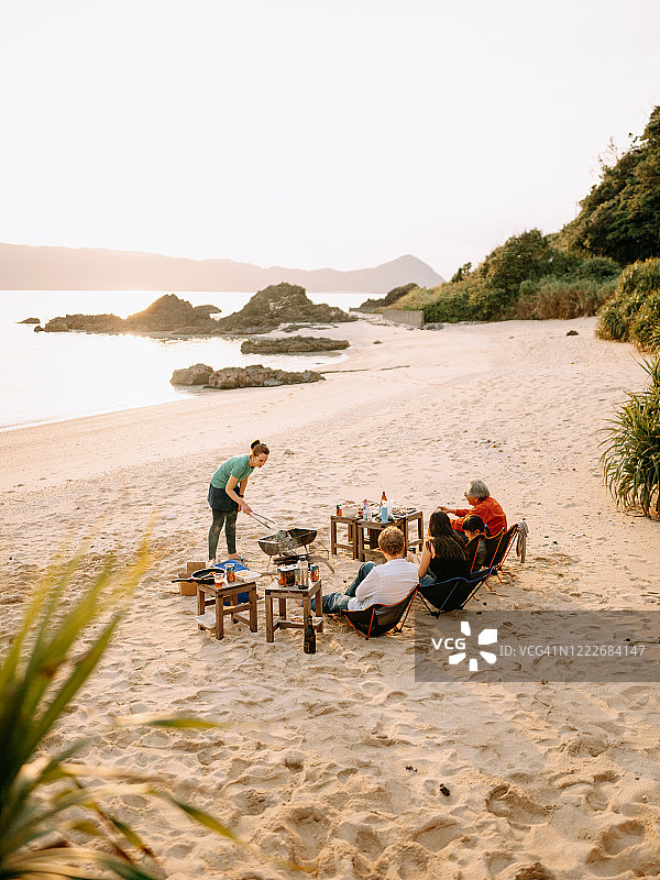 日落时分人们在日本海滩烧烤图片素材
