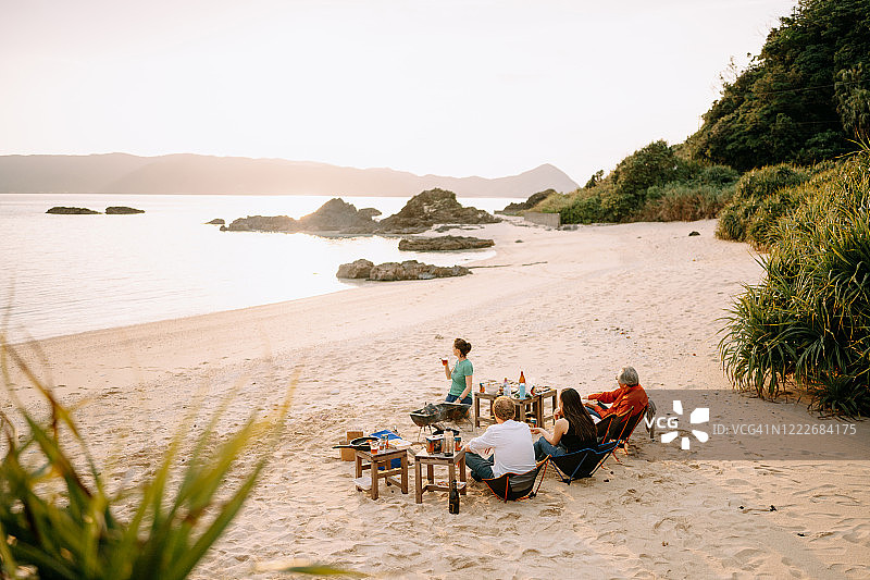 日落时分人们在日本海滩烧烤图片素材