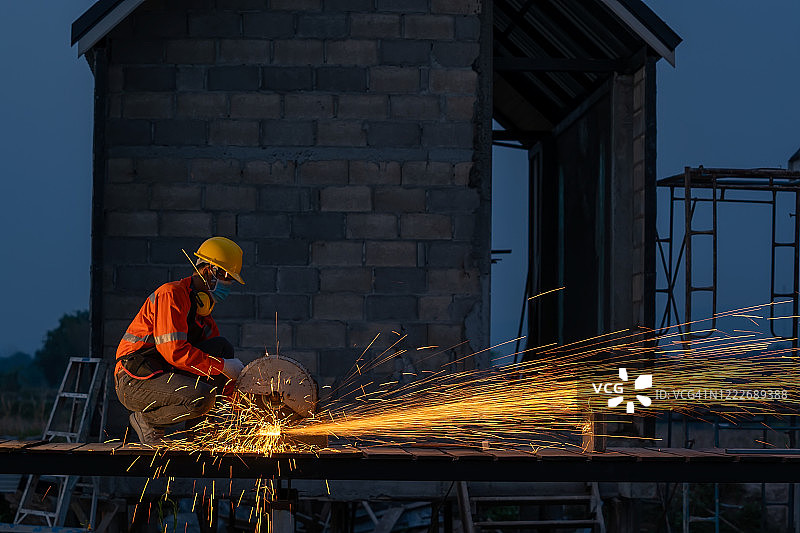工人们佩戴防护口罩以确保安全，正在切割铁图片素材