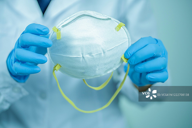 医生手中的口罩图片素材