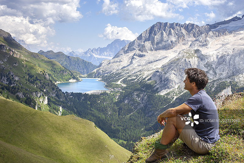 男子看着群山图片素材