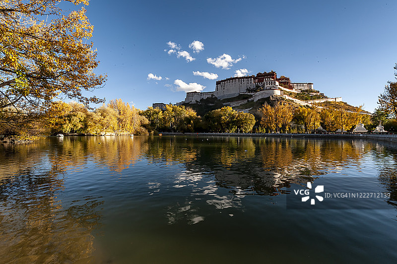 中国西藏秋季布达拉宫外观与湖面倒影图片素材