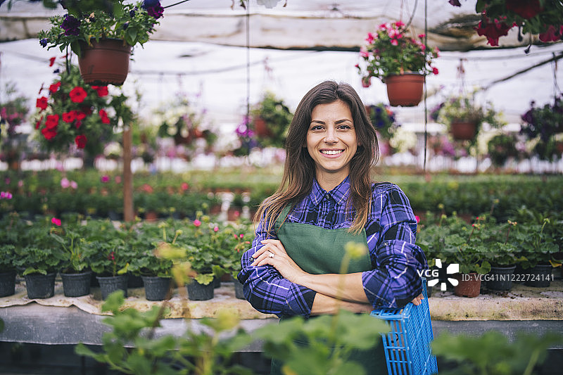 花卉温室里美丽的女花商肖像图片素材