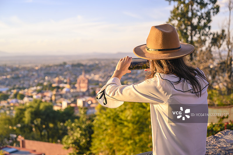 游客在墨西哥圣米格尔德阿连德拍摄城市天际线图片素材