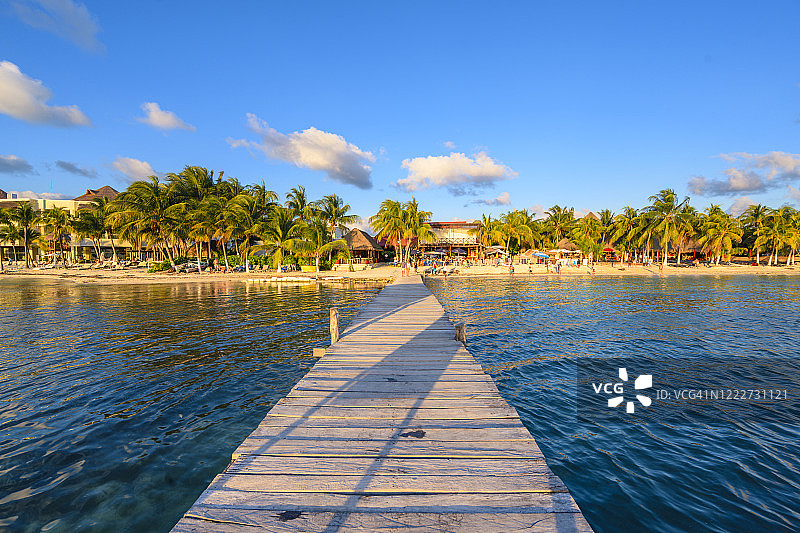 墨西哥尤卡坦热带海滩的木制码头图片素材