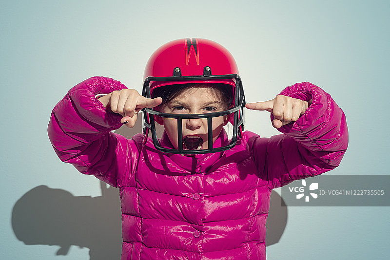 戴着橄榄球头盔的小女孩图片素材