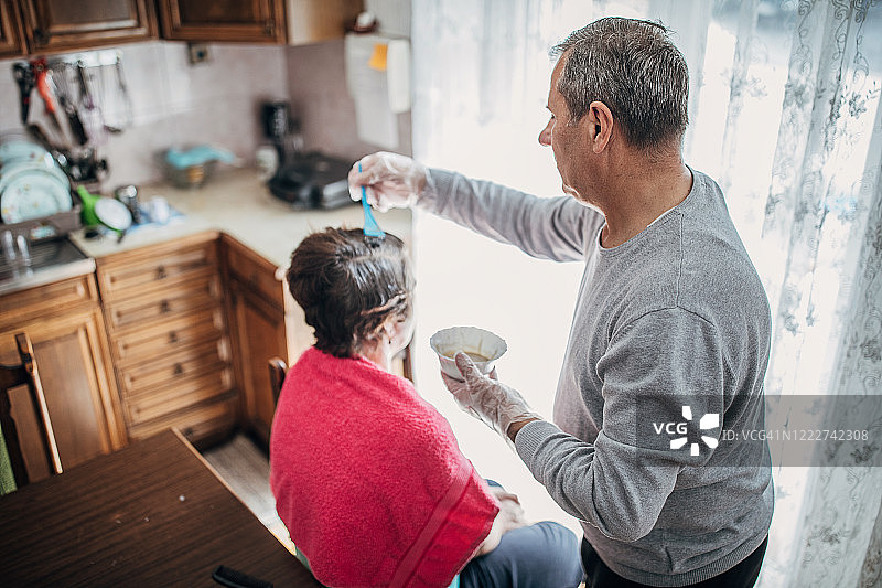 老人在家给妻子染发图片素材