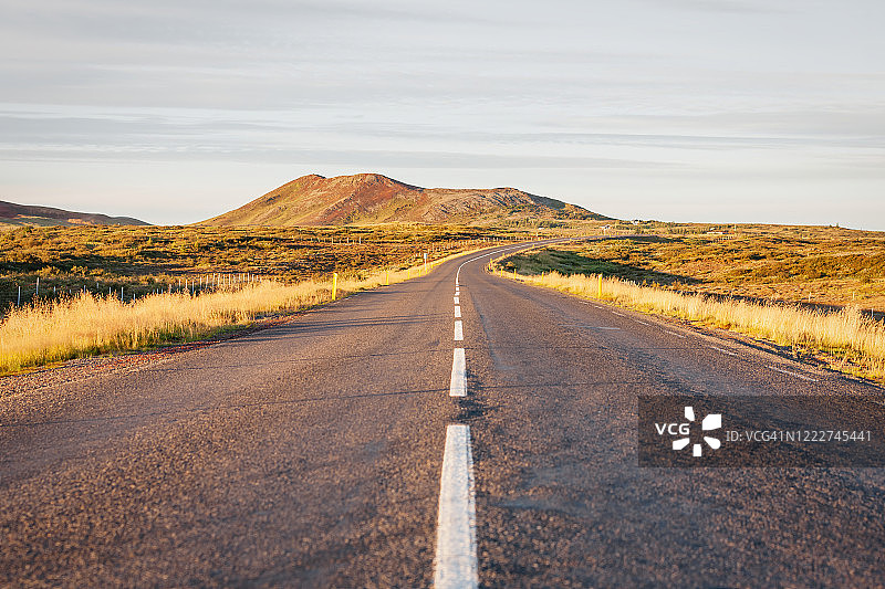 穿过冰岛自然景观的开放道路图片素材