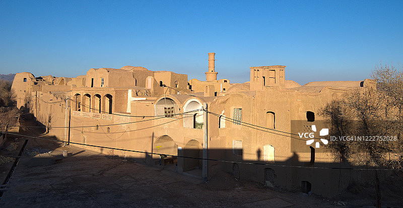 伊朗亚兹德省哈拉纳克古老的中东幽灵村庄日落景色图片素材