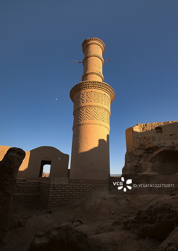 伊朗亚兹德省哈拉纳克古村落遗址与摇晃的宣礼塔图片素材