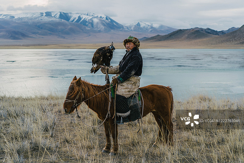 蒙古河流附近的猎鹰人图片素材