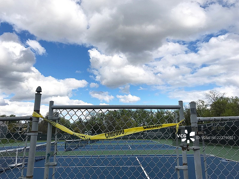 网球场入口处的黄色警戒线图片素材