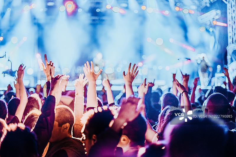 演唱会上的欢呼人群图片素材