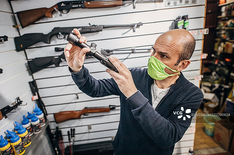 为开业做准备的枪店老板图片素材