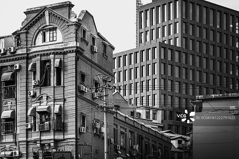 历史建筑与现代都市景观的并置图片素材