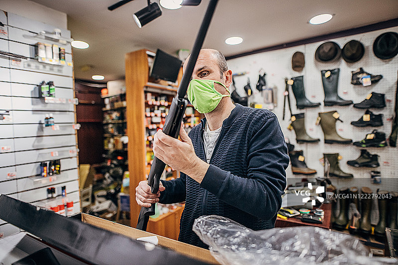 商人准备开设枪店图片素材