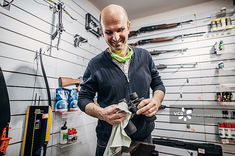男人在开枪店前进行消毒图片素材