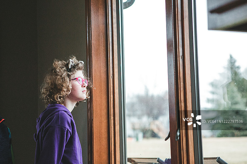 女孩望向窗外图片素材