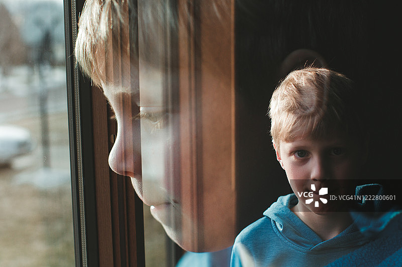 小男孩双重曝光图片素材