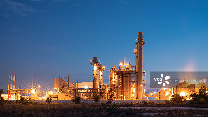 日落和黄昏时的燃气轮机发电厂图片素材