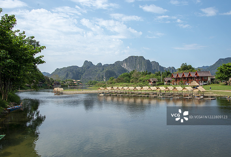 老挝万象省万荣南松河沿岸的旅游度假屋图片素材
