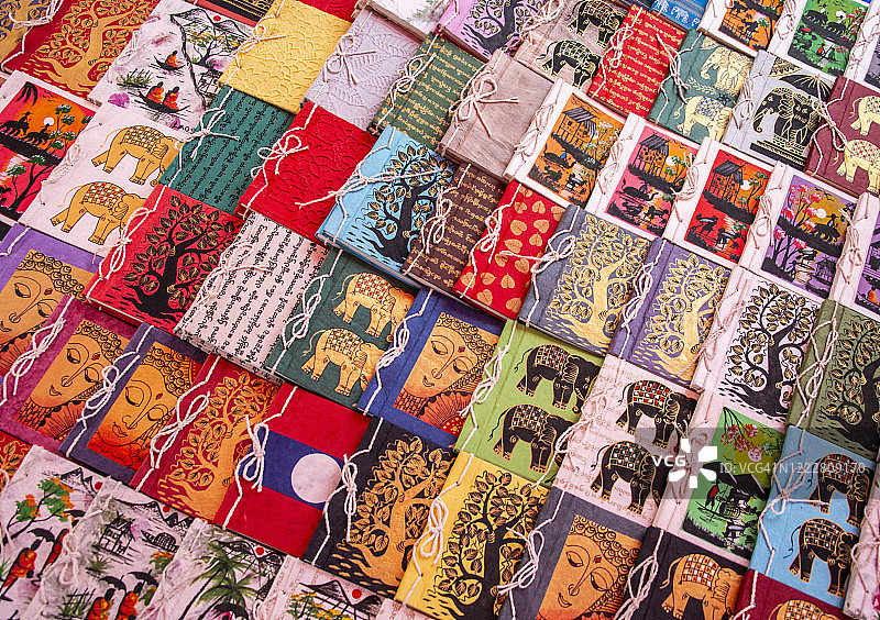 老挝琅勃拉邦夜市的手工艺纪念品店图片素材