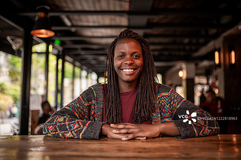 微笑的非洲女性肖像图片素材