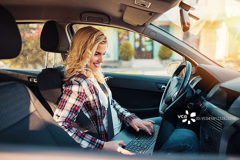 坐在车里的年轻女子图片素材