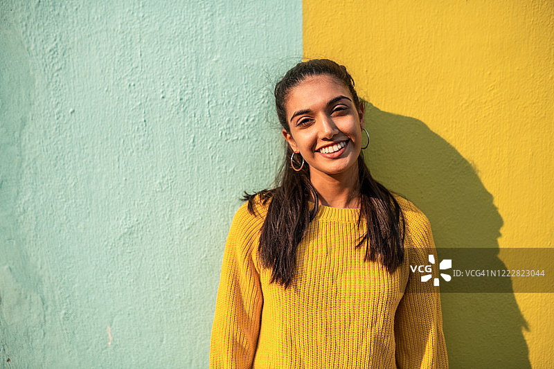 美丽的微笑女人肖像图片素材