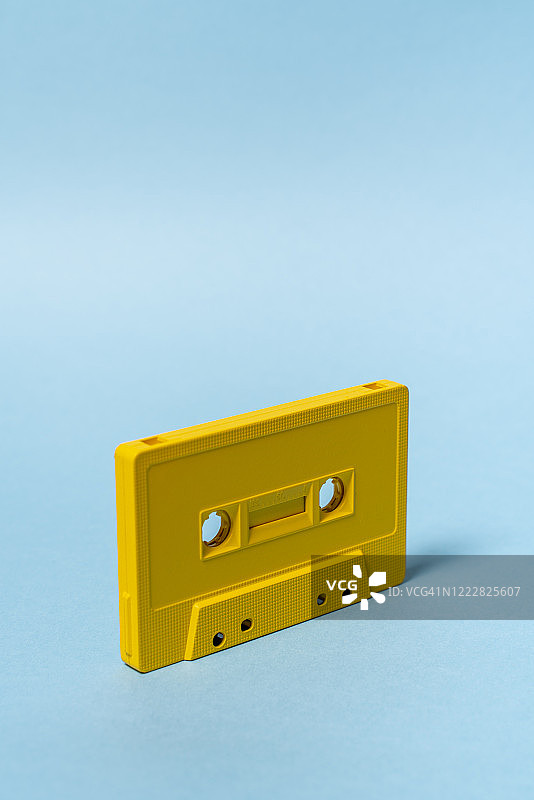 蓝色背景上的黄色卡式磁带图片素材