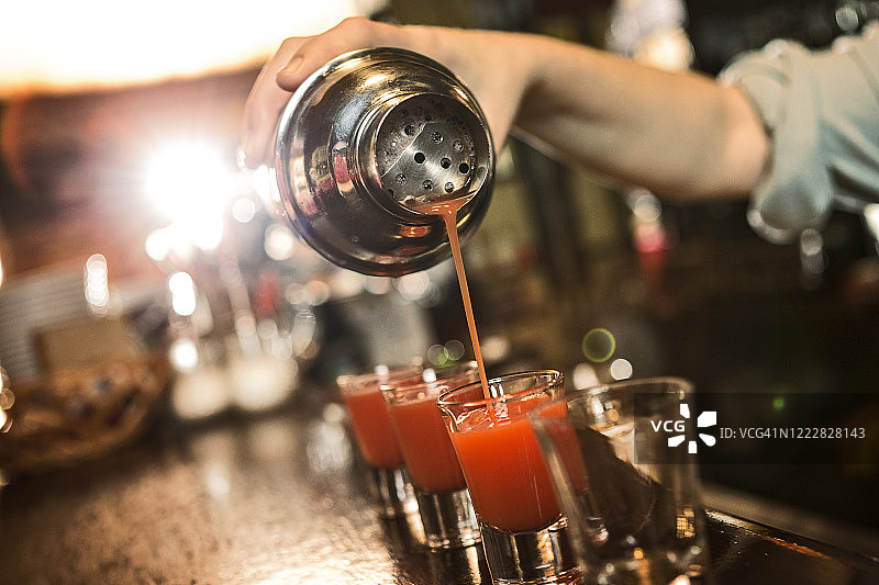 调酒师调制鸡尾酒特写图片素材
