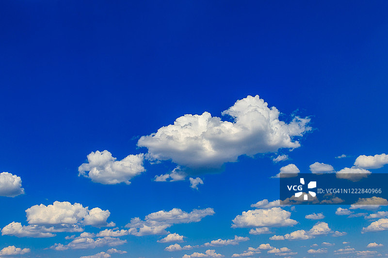 蓝天里的白云图片素材
