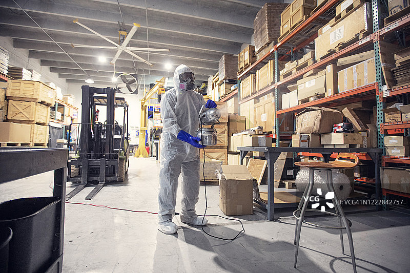 新冠疫情期间消毒工业仓库图片素材