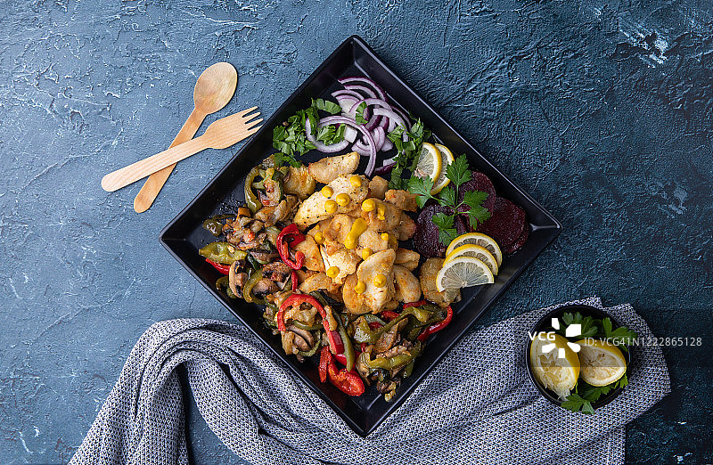 蔬菜炒鸡肉盖饭图片素材