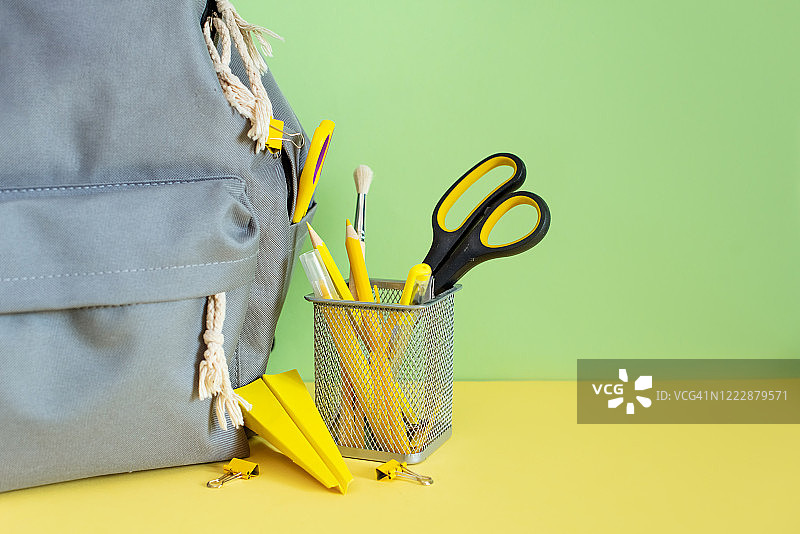 创意时尚极简主义学校或办公室工作区，青色背景上的黄色用品，扁平风格图片素材